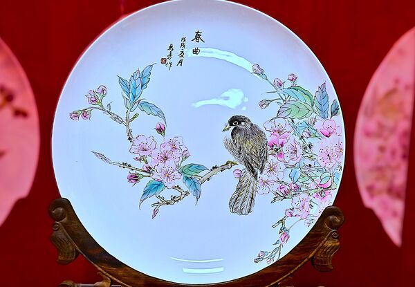 Осликавање порцелана је префињена уметност која омогућава да се обични употребни предмети, попут шоља или тањира претворе у уникатна уметничка дела. - Sputnik Србија