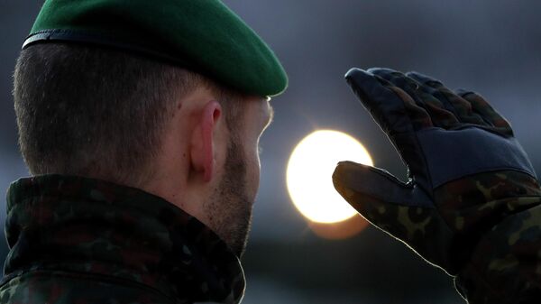 Војник салутира - Sputnik Србија