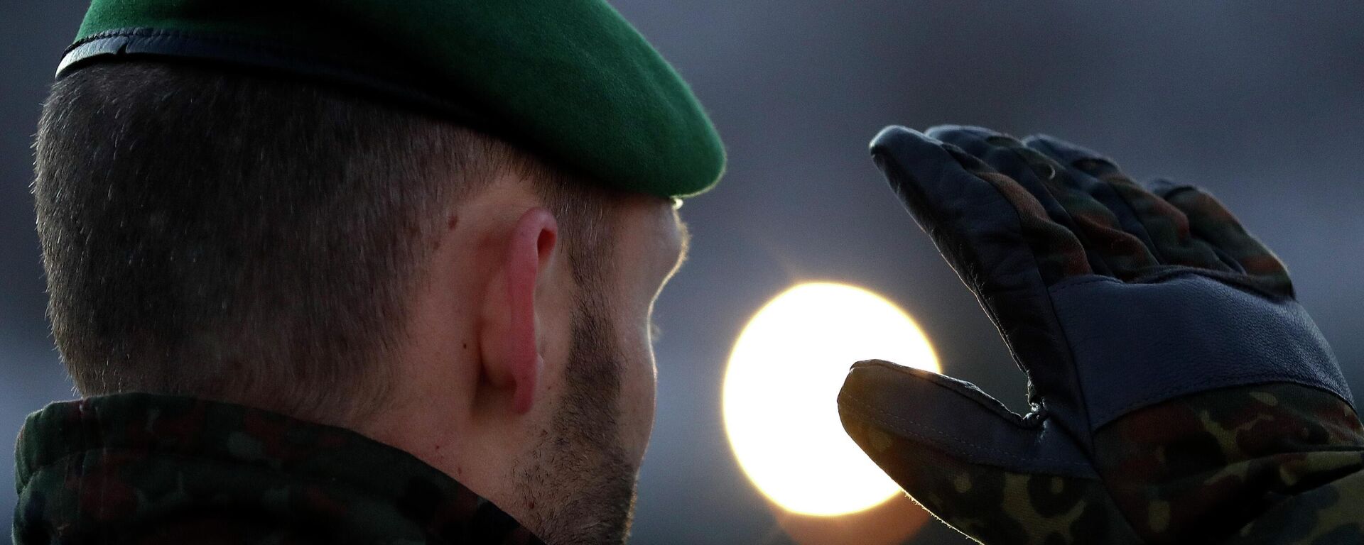 Vojnik salutira - Sputnik Srbija, 1920, 12.02.2026