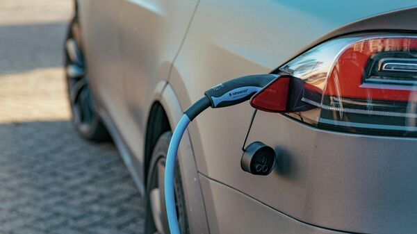 Punjenje električnog vozila - Sputnik Srbija