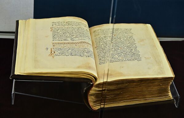 Iz bogatog fonda Narodne biblioteke iznesen je još jedan od zakonadavnih rukopisa- Sintagma Matije Vlastara. Ovaj zbornik građanskih i civilnih propisa sastavio je solunski monah Matija Vlastar 1335. godine. Sintagma je u originalu bila napisana na grčkom jeziku, dok je na srpskoslovenski prevedena sredinom 14. veka.   - Sputnik Srbija