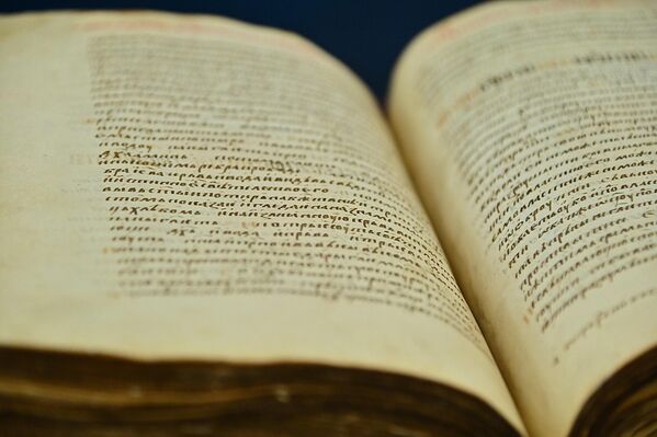  Do danas je sačuvano jedanaest prepisa srpske redakcije Zakonopravila, a Beogradska krmčija je jedan od njih. Može se reći da je Krmčija početak srpskog zakonodavstva. - Sputnik Srbija