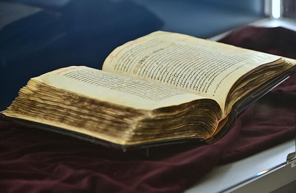 Naziv „Krmčija“ dolazi od slovenske reči za krmilo (upravljač), simbolizujući knjigu koja upravlja „brodom“ crkve i države.  - Sputnik Srbija