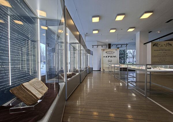 Povodom Dana državnosti i donošenja Sretenjskog ustava, zaposleni u Narodnoj biblioteci Srbije priredili su izložbu na kojoj je izložen prepis Službe Sretenju Gospodnjem u jednom od najdragocenijih rukopisa, mineju iz 13. i 14. veka. - Sputnik Srbija