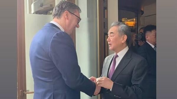 Кинески министар спољних послова Ванг Ји и председник Србије Александар Вучић - Sputnik Србија