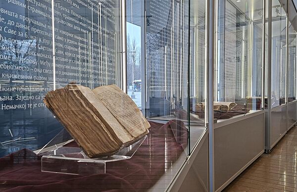 Bratkov minej je pripadao starom fondu rukopisa Narodne biblioteke, a kao i većina rukopisnih knjiga iz arhive NBS, nestao je za vreme Prvog svetskog rata i dospeo u Saveznu Republiku Nemačku odakle je otkupljen 1969. Od tada se čuva u arhivi nove Narodne biblioteke Srbije na Vračaru. - Sputnik Srbija