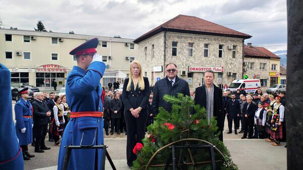 Венци и цвеће положени код централног споменика на Тргу палих бораца у Вишеграду поводом обележавања Сретења. - Sputnik Србија