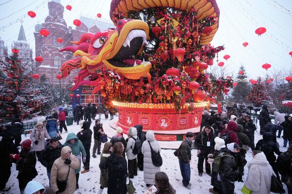 Људи присуствују фестивалу поводом Лунарне нове године на  тргу у Москви. - Sputnik Србија