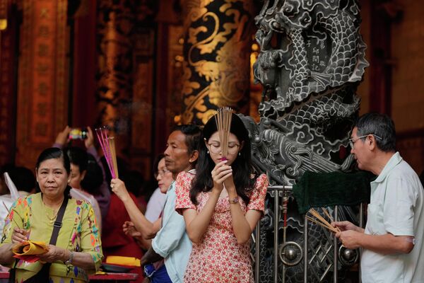 Кинези се моле у ​​храму током прославе Лунарне нове године у Кинеској четврти у Мјанмару. - Sputnik Србија