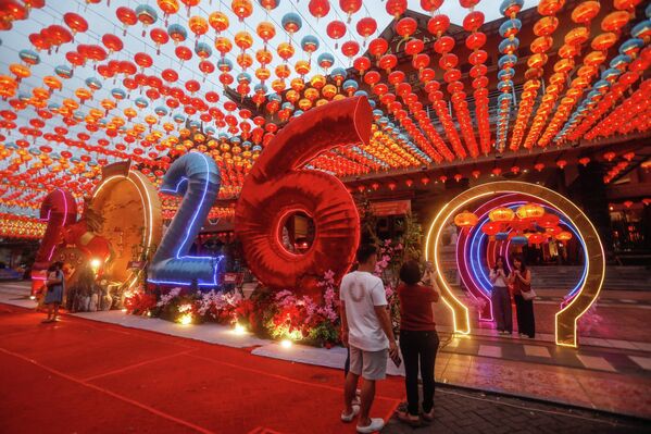 Људи се фотографишу током прославе Лунарне нове године у храму у Индонезији. - Sputnik Србија