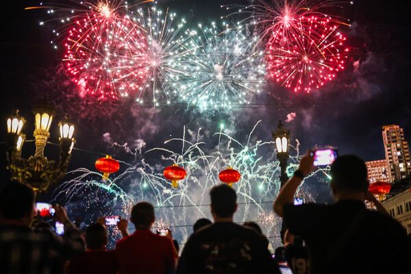 Хиљадугодишње традиције Пролећног фестивала беспрекорно су се спојиле са најсавременијом технологијом, изражавајући трајне жеље кроз наслеђе и иновације, пише агенција Синхуа. - Sputnik Србија