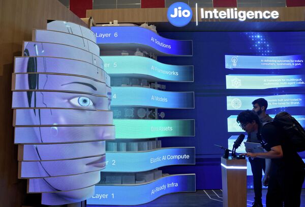 Посетилац проверава бота за интелигенцију Џио изложеног у Барат Мандапаму. - Sputnik Србија