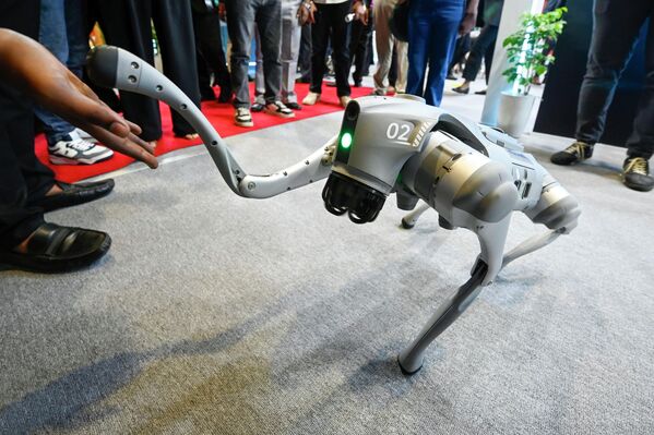 Посетиоци истражују павиљон за инжењерске услуге. - Sputnik Србија