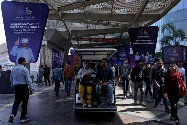 За лакше кретање посетиоца по самиту обезбеђена су колица за голф. - Sputnik Србија