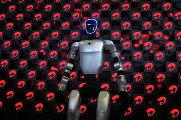 Хуманоидни робот компаније Ертел изложен је у Барат Мандапаму. - Sputnik Србија