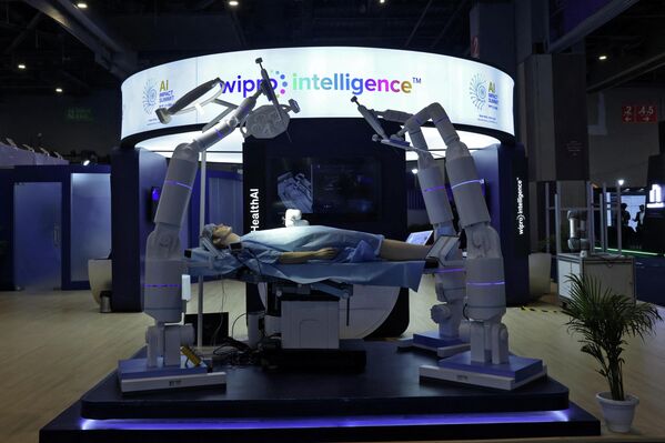 Модел роботског хируршког система компаније Випро Интелиџенс, такође је изложен. - Sputnik Србија