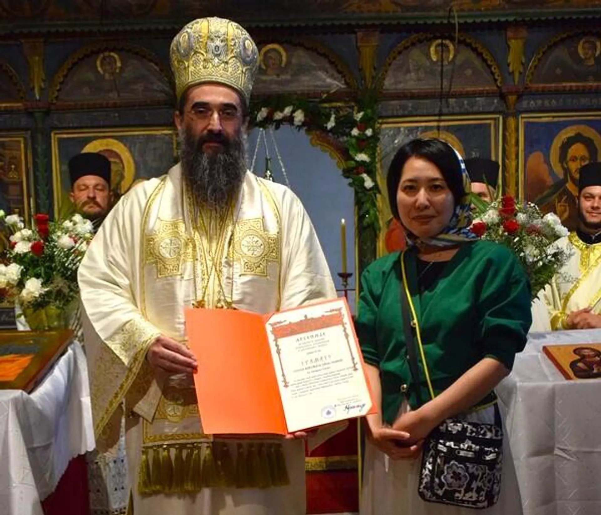 Митрополит нишки Арсеније је уручио архијерејску грамату Анастасији (Саћи) Шимада, која је, заједно са покојним професором Савом (Мичитаком) Сузукијем помогла конзервацију и рестаурацију вазнесењског храма у Великом Крчимиру - Sputnik Србија, 1920, 22.02.2026