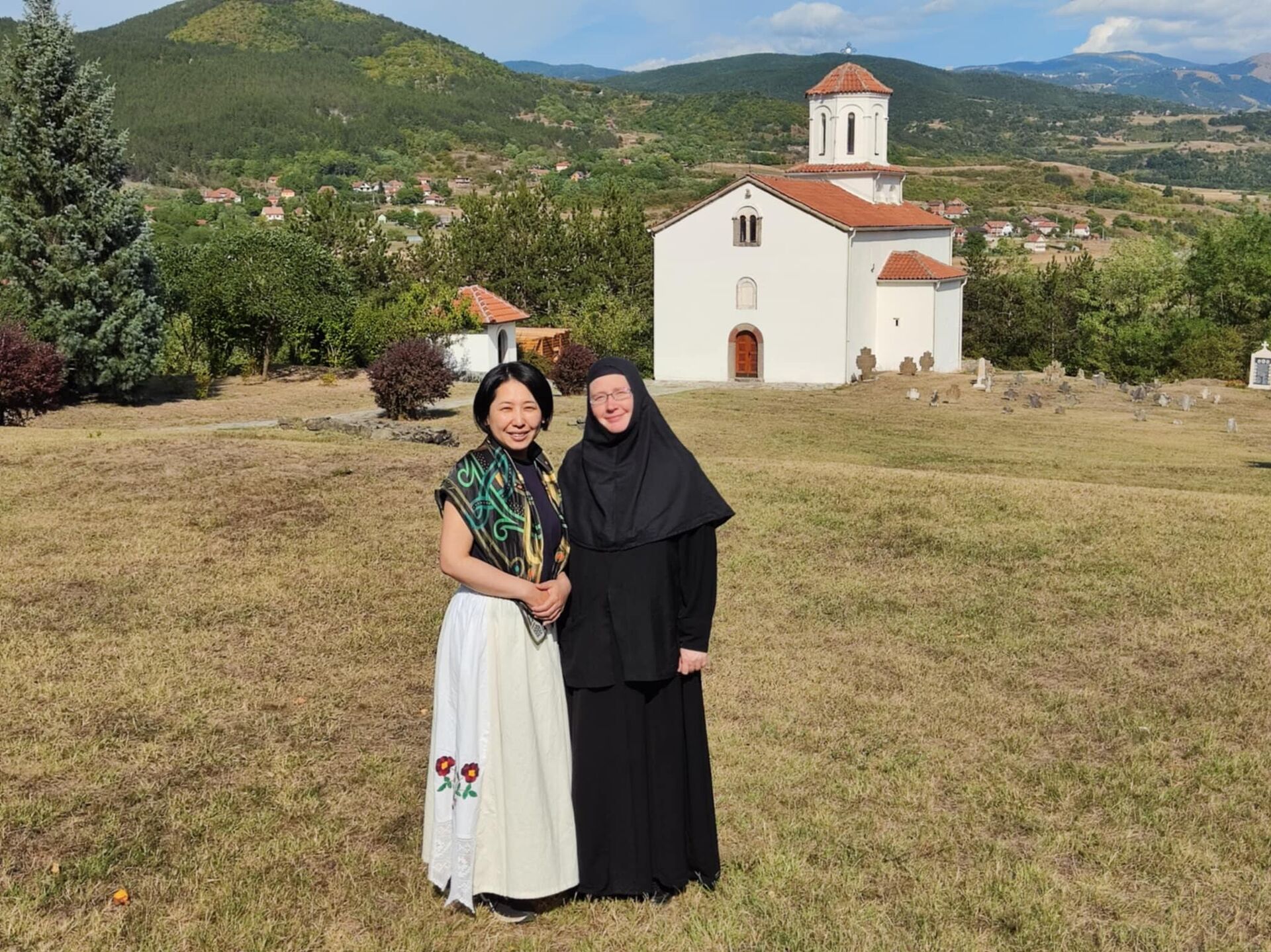 U manastiru Končul kod Raške sa jednom od monahinja - Sputnik Srbija, 1920, 22.02.2026