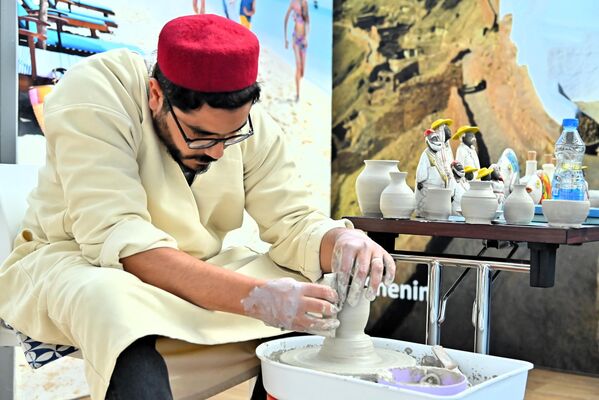 На штанду Туниса, посетиоци могу видети како настају грнчарски производи обликовани вештим рукама мајстора  - Sputnik Србија