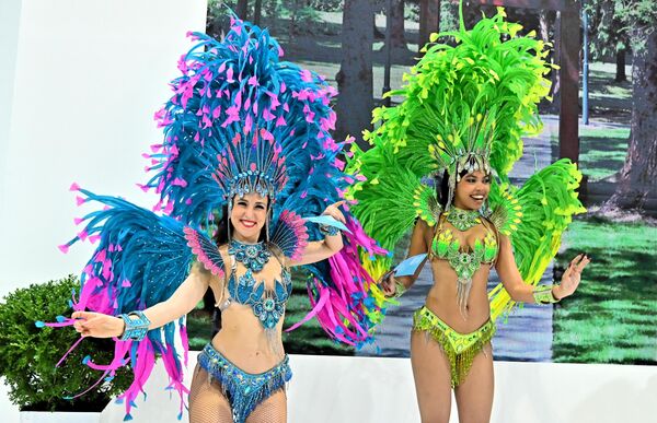 Атрактивне плесачице као најава чувеног Врњачког карневала који се од одржава у Врњачкој Бањи. Уз Гучу и Егзит ово је највећа туристичка манифестација у Србији и представља круну дешавања током сезоне - Sputnik Србија