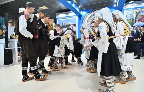 Наступ чланова кутурно уметничког друштва на штанду Канцеларије за Косово и Метохију - Sputnik Србија