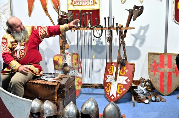 У хали 4, где се представљају домаћи излагачи, налази се и изложбени простор Српског Витешког Реда Свибор где се посетиоци могу упознати са оружјем које су користили средњевековни витези - Sputnik Србија