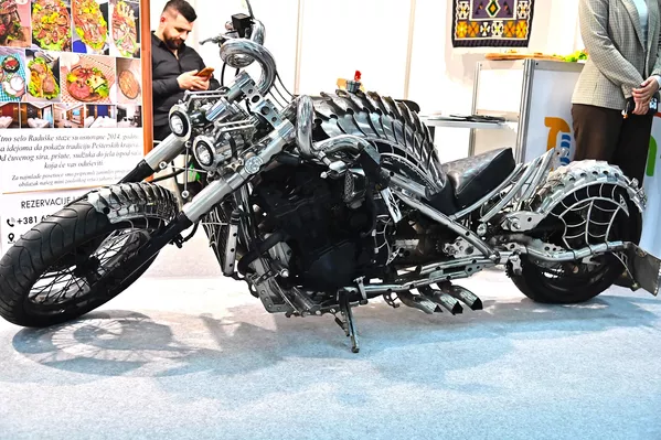 Pažnju posetioca Sajma privukao je ovaj ručno pravljen motor, za čiju je izradu, po rečima njegovog konstruktora bilo potrebno nekoliko godina - Sputnik Srbija