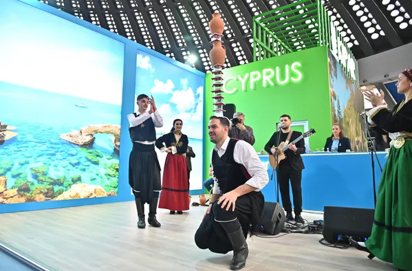 Kiprani su se potrudili da posetiocima prirede mali spektakl, pa  su tako izveli tradicionalni kiparski ples sa staklenim čašama poznat je kao „Ples čaša” (grčki: Horos ton potirion) u kojem igrač balansira jednu ili više staklenih čaša na glavi dok izvodi složene korake i okrete. - Sputnik Srbija