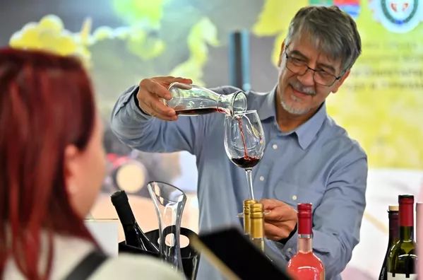 U izlagačkom delu posetioci mogu da vide opremu za kuhinje, restorane, barove, hotele, pekarski i poslastičarski program,  širok asortiman posteljine opremu za bankete....Takođe je izložen širok spektar pića, pa tako mnogi iskoriste posetu Sajmu kako bi degustirali neka od najboljih vina - Sputnik Srbija