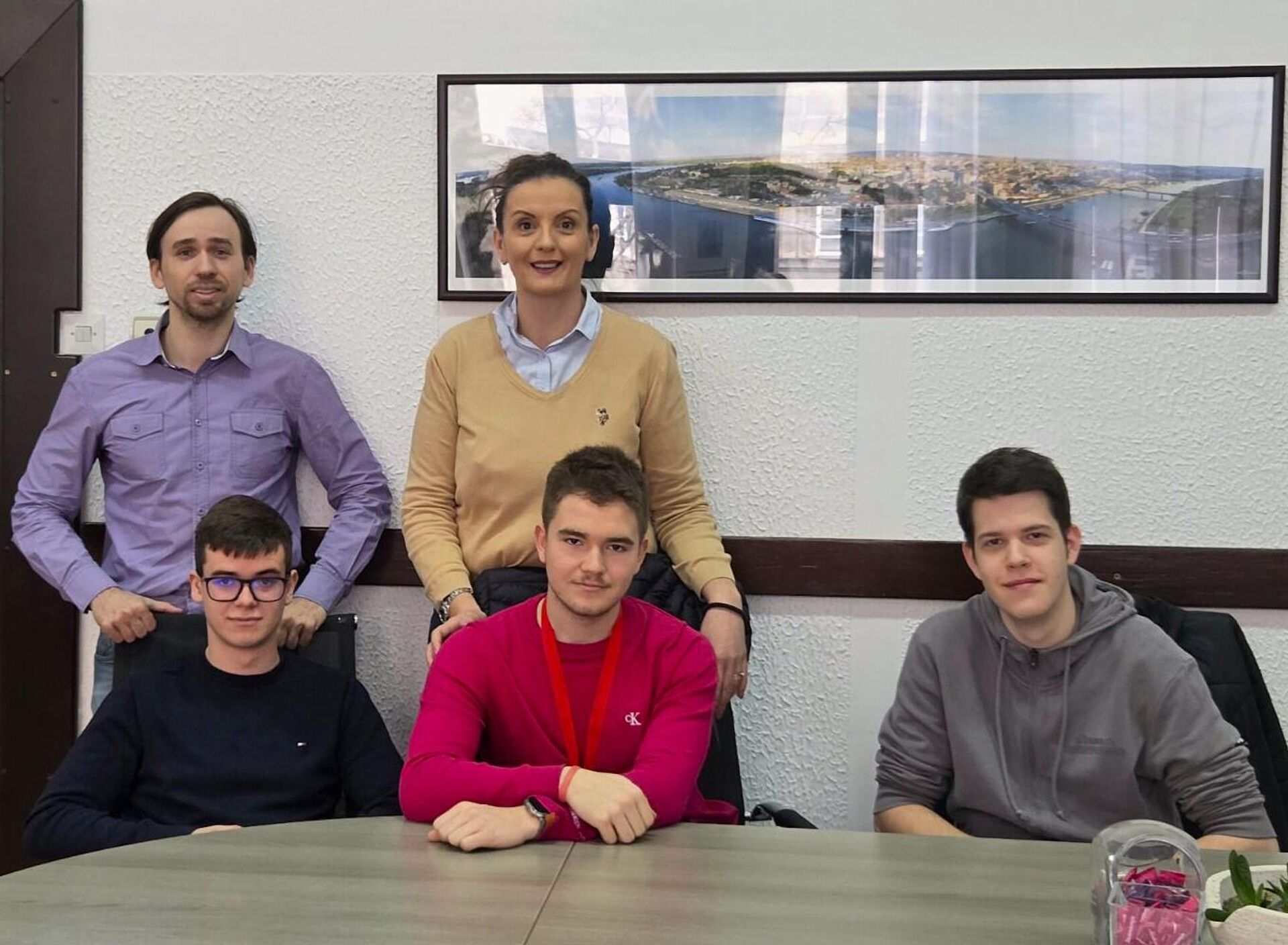 Теодор фон Бург, професор Математичке гимназије, својевремено најбољи математичар на свету међу средњошколцима и директорка ове престижне школе, Мирјана Катић, са физичарима - шампионима Теодор фон Бург, професор Математичке гимназије, својевремено најбољи математичар на свету међу средњошколцима и директорка ове престижне школе, Мирјана Катић, са физичарима - шампионима - Sputnik Србија, 1920, 20.02.2026