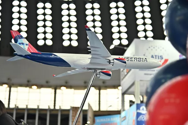 Iz Er Srbije su pripremili još jedno iznenađenje za posetioce, pa će tako svaki stoti kupac biti u prilici da osvoji besplatnu avio-kartu za bilo koju destinaciju po izboru - Sputnik Srbija