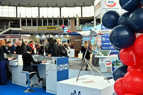 Er Srbija je najavila da će za posetioce sajma obezbediti 25 odsto na iznos tarife pa su tako mnogi strpljivo čekali u redu kako bi iskoristili tu povoljnost - Sputnik Srbija