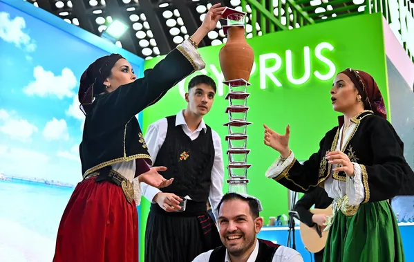 Vrhunski plesači ne nose samo jednu čašu, već ih slažu u impresivne vertikalne kule na tacnama. Često se na sam vrh postavlja flaša vina ili vrč kako bi se plesaču otežalo. Danas se ovaj ples najčešće može videti na kiparskim svadbama, festivalima i u tradicionalnim tavernama   - Sputnik Srbija