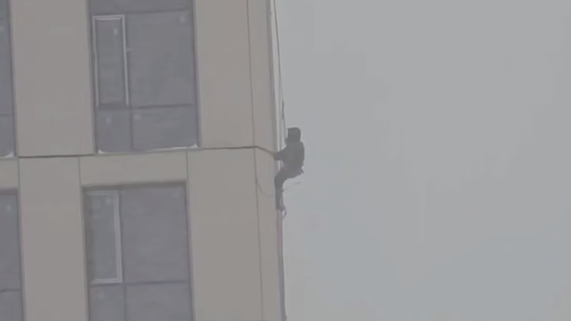 Перач прозора у Москви ради упркос снежној олуји Перач прозора у Москви ради упркос снежној олуји - Sputnik Србија, 1920, 20.02.2026