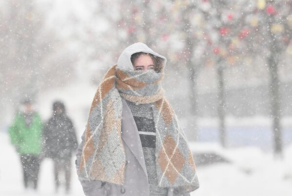 У престоници, на главној московској метеоролошкој станици ВДНХ, мерач падавина је измерио 22 милиметра влаге у једном дану, односно 42 одсто месечне норме. - Sputnik Србија
