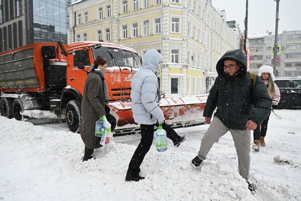 Такође, у Московској области, метеоролози у Коломни и Можајску забележили су незапамћене количине падавина. - Sputnik Србија