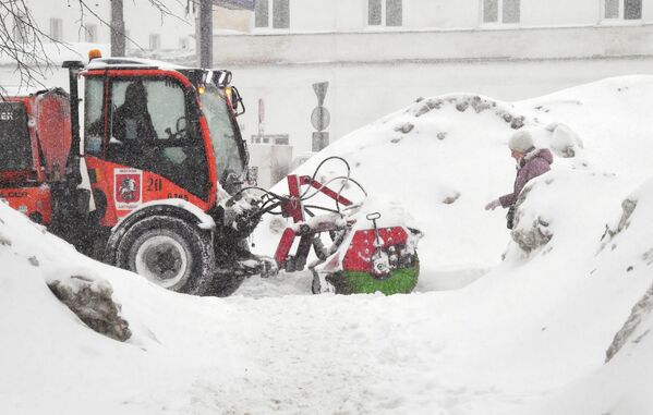 На чишћењу снега ангажован је максималан број запослених у комуналним службама, стручњаци из великих московских инжењерских компанија и сва расположива специјализована техника. - Sputnik Србија