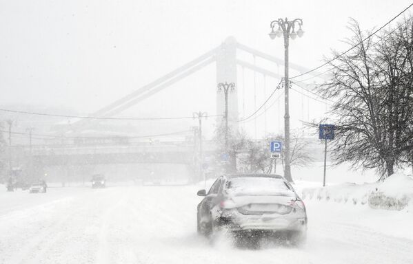 Према саопштењу метеоролошког центра „Фобос“, снежни наноси су негде високи и до 77 центиметара. - Sputnik Србија