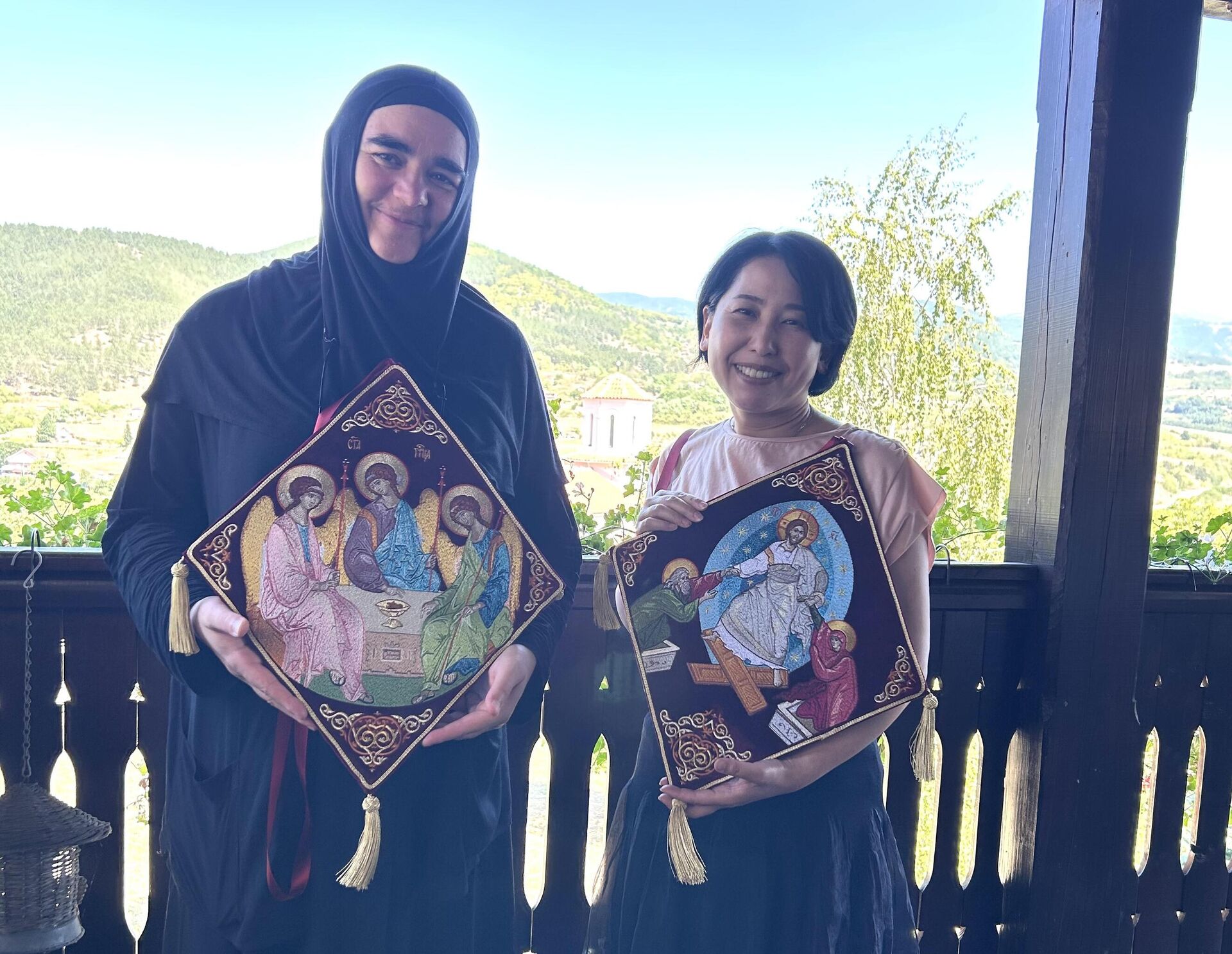 Saći je za jednog sveštenika iz manastira Končul u Japan ponela izvezani nadbedrenik, a u manastir je donela 30 niti japanskog zlatnog konca - Sputnik Srbija, 1920, 22.02.2026