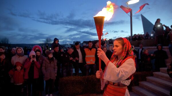 Kosovska Albanka u narodnoj nošnji tokom ceremonije paljenja lomače „Noć vatri“ u selu Prekaz na Kosovu - Sputnik Srbija