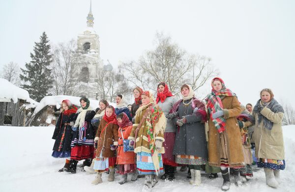 За православне хришћане недеља уочи Масленице (Поклада) је последња прилика да се једе мрсно. Тада Руси богато ручавају, будући да одмах иза Масленице почиње Велики Пост, који ће трајати све до Ускрса. - Sputnik Србија