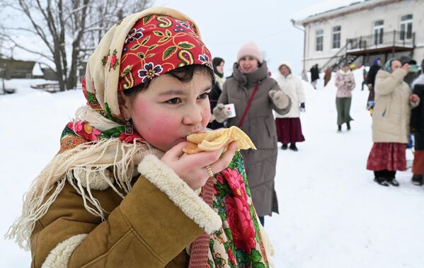 Првог дана Масленичне недеље домаћица куће мора да испече велику палачинку (бљин, како је називају у Русији), коју богато подмазује маслацем и даје као милостињу ономе коме је потребно, или бакама у цркви. Што је палачинка већа и маснија, то ће година бити боља за чланове породице. - Sputnik Србија