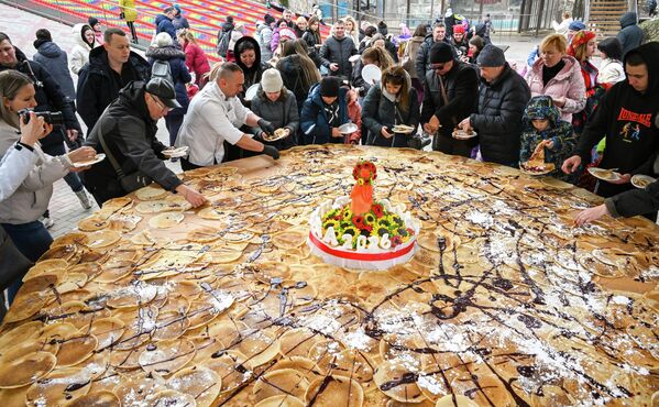 Уторком се по традицији млади скупљају у кући било које неудате девојке из друштва, а током велике и богате вечере „баца се око“ на некога од гостију. Упознавање током Масленичне недеље увек је добар знак. - Sputnik Србија