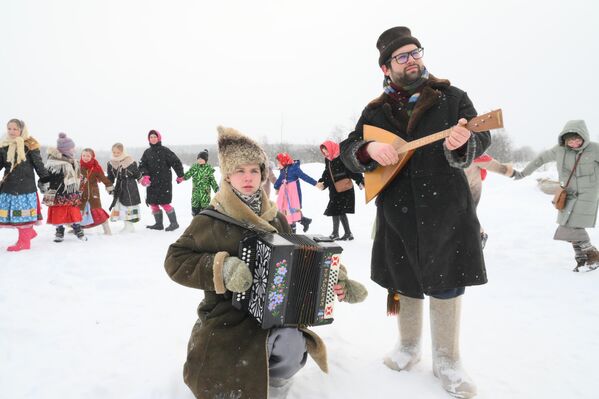 Четвртак по традицији треба провести ван куће и уживати у зимским чаролијама – санкање, клизање, скијање и остали зимски спортови одличан су начин да се проведе време. - Sputnik Србија