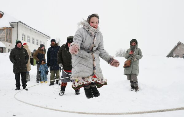 Према традицији, у петак се унучићи предају бакама и декама са мужевљеве стране, како би муж ташти показао колико је галантан и великодушан. У петак је обичај да се дарују дарови и бави хуманитарним радом, али и угађа себи. - Sputnik Србија