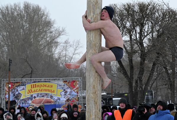 Врхунац празника је  испраћање Масленице у недељу, праћено спаљивањем страшила од сламе на ломачи. - Sputnik Србија