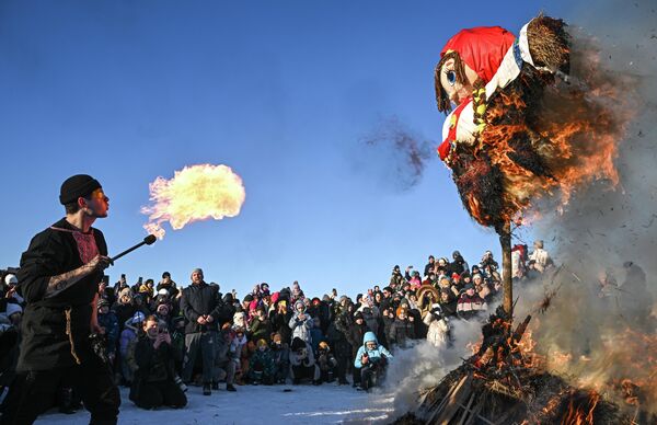 Прослава Масленице у археолошком парку „Аргамач“ у Липецкој области. - Sputnik Србија