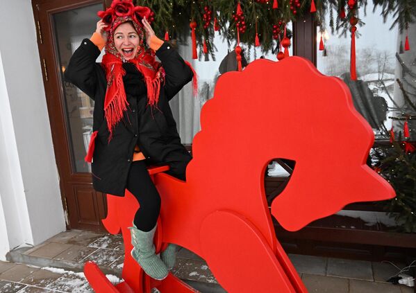 Девојка у руској народној марами током прославе Масленице у Суздаљу. - Sputnik Србија