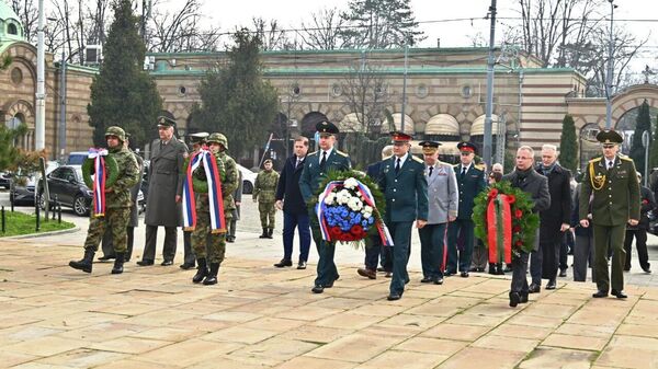 Положени венци на гробљу Ослободилаца Београда поводом Дана браниоца отаџбине /фото/