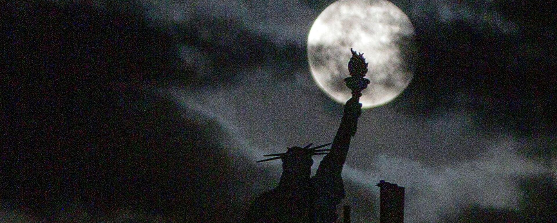 Supermesec iznad replike Statue slobode u glavnom gradu Kosova, Prištini - Sputnik Srbija, 1920, 23.02.2026